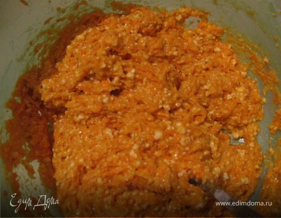 Муку смешиваем с разрыхлителем, высыпаем в тесто и всё перемешиваем. Оно получается вязкой консистенции.