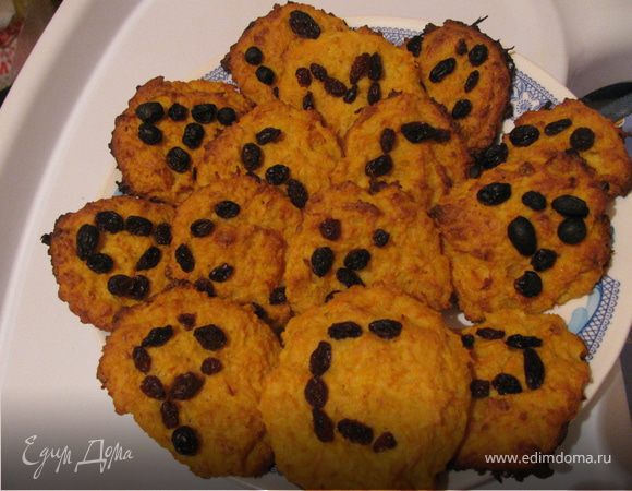 Выпекаем в разогретой до 200 градусов духовке минут 40, до подрумянивания краешков печенья (у меня они получились более румяные). Морковно- творожное печенье с изюмом сверху должно оставаться мягким.