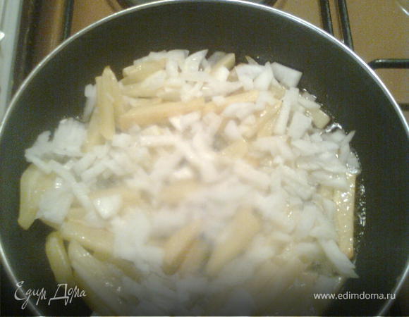 Немного спустья добавляем нарезанный лук и вместе жарим