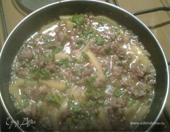 затем выкладываем тушонку солим перчим,закрываем крышкой.Готовиться на тихом огне минут10_15.Как будет готово украшаем зеленью,лучше петрушкой.
