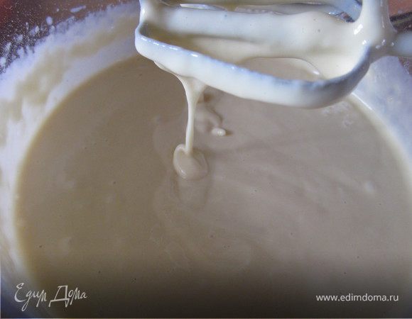 Развести дрожжи в кефире, добавить остальные ингредиенты, замесить тесто и оставить его подниматься (поднимается быстро, если конечно дрожжи свежие). Тем временем делаем начинку. У меня это молодая капуста жаренная с репчатым луком на растительном масле. Солить, перчить в конце жарки. 