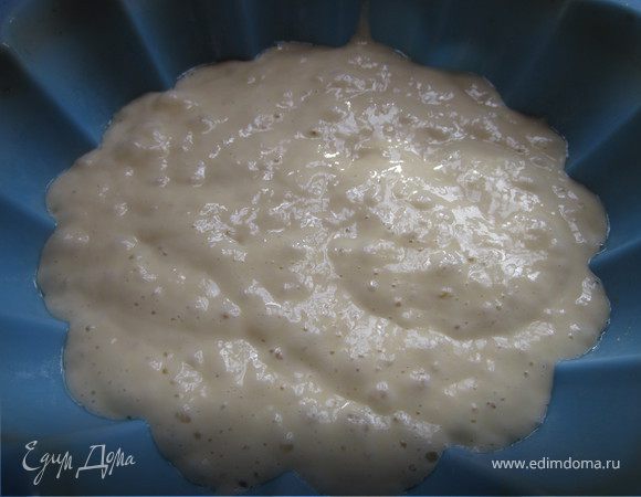 Ну а дальше в формочку наливаем часть теста, 