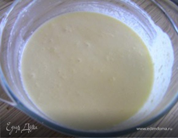 добавить яйцо, сметану, немного взбить.