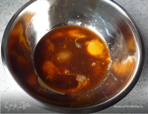 Готовим крем. Для этого кладем в термоустойчивую емкость для взбивания желтки, сахар, 125мл марсалы и лимонную цедру.