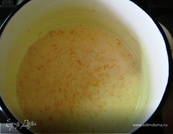 Варим крем. Трем на мелкой терке морковку. Взбиваем вилочкой яйцо, добавляем сахар и муку, перемешиваем. Доводим до жидкой консистенции небольшим количеством молока. Остальное молоко доводим до кипения, добавляем морковку, доводим до кипения, вливаем тонкой струйкой яичную смесь, варим мин. 5 до загустения. Как чуток остынет, взбиваем блендером.