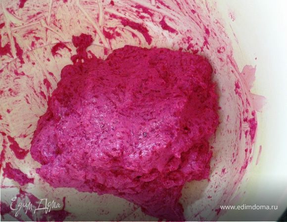 Мелко трем свеклу. добавляем творог и манку, замешиваем нежное тесто.