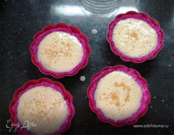 Выкладываем в тарталетки крем, где-то 2 ст.л. в кажд. у меня получилось. Крем, естественно остался, завтра думаю либо вафельных коржей куплю мини-тортик сделаю, либо заварных пироженок напеку. Сверху чуть присыпала коричневым сахарком.