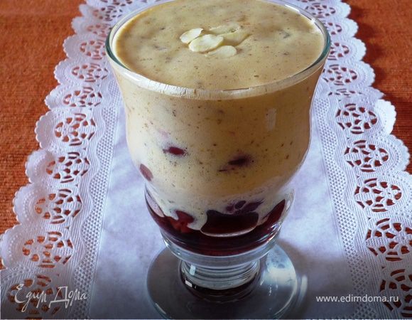 Вишню откидываем на сито, даем стечь соку. Распределяем часть вишен по 4-м десертным бокалам. Прокапываем по 1ст.л. марсалы в каждый бокал. Сверху выкладываем 
до половины бокала крем, распределяем оставшиеся вишни. И снова покрываем кремом. Украсить пластинками миндаля или крошкой кантучини.
Приятного аппетита!