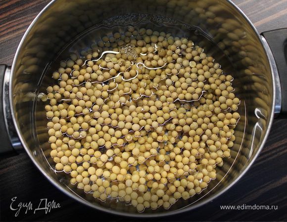 Замочить бобы в чистой воде на 12 часов.....