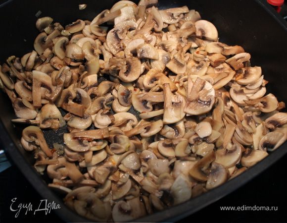 Растопить сливочное или разогреть растительное масло на сковороде и потушить лук с чесноком до прозрачности. Добавить к ним порезанные шампиньоны и держать до готовности минут 15-20, периодически помешивая...