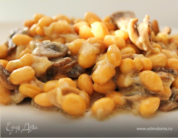 Добавить к грибам сливкии тушить еще минут 15. Посолить...Добавить бобы, перемешать...Затем кинуть тертый пармезан (2-3 щедрых горсти) и тушить еще 5 минут. Снять с огня и подавать... 