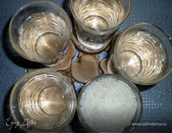 Моем 1 стакан риса до прозрачной воды. В кастрюльку наливаем 4 стакана воды, доводим до кипения, солим. Если рис пропаренный или длиннозерный,то на стакан риса,берем 2 стакана воды.