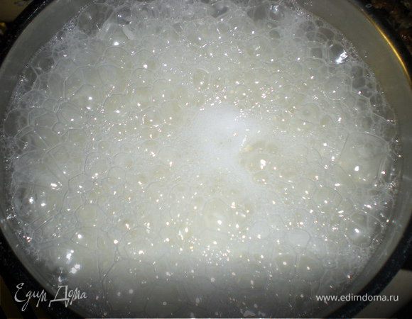 В кипящую, соленую воду загружаем рис и варим на сильном огне 5 минут!!!