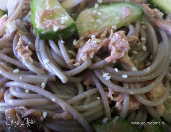 Смешиваем все ингредиенты с соба, заливаем соусом, еще раз перемешиваем и посыпаем кунжутом! 
