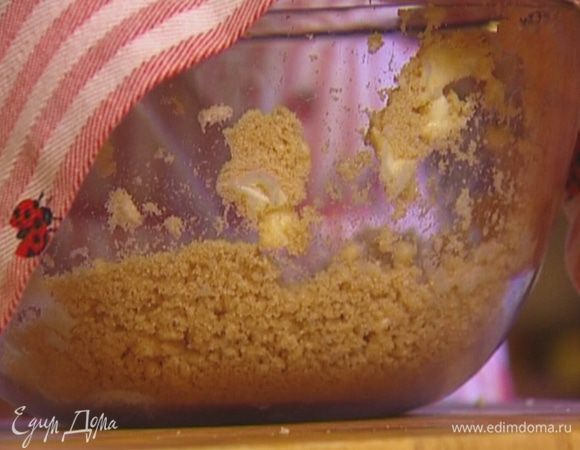 Предварительно размягченное сливочное масло с сахаром взбить миксером. 