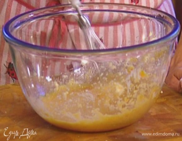 Не прекращая взбивать, по одному ввести яйца. 