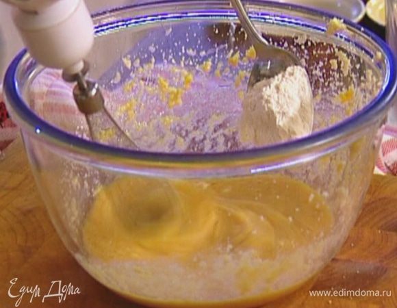 Всыпать муку, добавить ванильный экстракт и еще немного взбить.