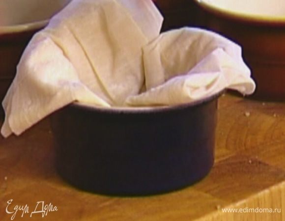 Каждый лист теста фило сложить пополам 3 раза (должны получиться многослойные квадратики) и уложить в небольшие креманки так, чтобы в середине было углубление, а края немного свешивались наружу. 