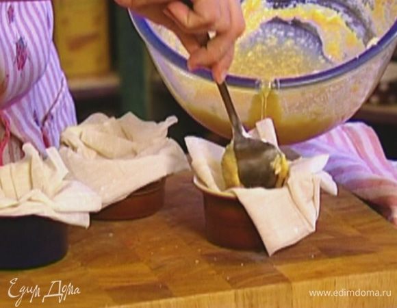 В углубления разложить масляный крем.