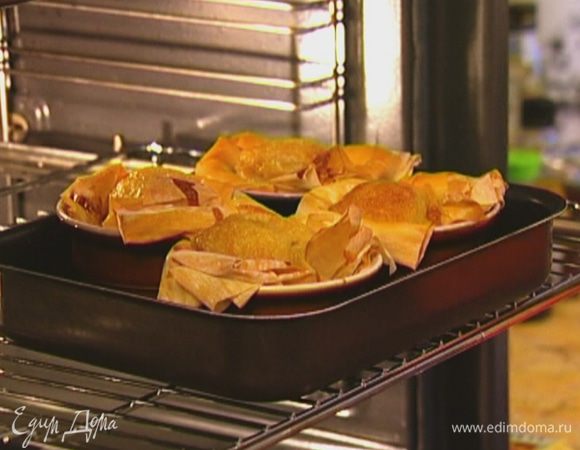 Поместить креманки в противень и отправить в разогретую духовку на 20 минут.