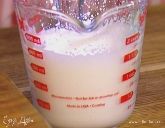 Сливки взбить миксером.