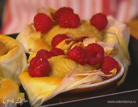 Готовые пирожные украсить свежей малиной.
