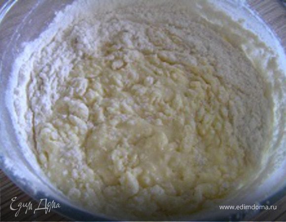 Добавить часть муки, перемешать.