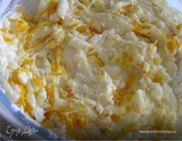 Затем всыпать цедру апельсина, влить соду, погашенную лимонным соком и добавить оставшуюся муку. Все тщательно вымешать.