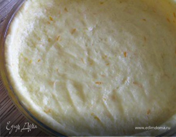 Тесто выложить в смазанную маслом форму для выпечки, распределить руками, сделать бортики. Поверхность можно слегка присыпать крахмалом.