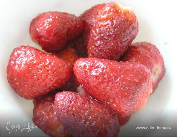 Подготовить клубнику, промыть и убрать хвостики. Вишню откинуть на дуршлаг, чтобы стекла лишняя влага.