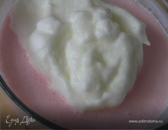 Приготовить крем. Смешать сметану с сахаром, добавить йогурт и крахмал, перемешать. Отдельно взбить белки в крепкую пену и добавить к сметанно-йогуртовой массе, осторожно перемешать.