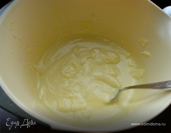 Все ингредиенты (кроме какао) взбить до получения однородной массы. Если надо, добавить творога, чтобы масса не была слишком жидкой. Собственно, все зависит от жирности творога.