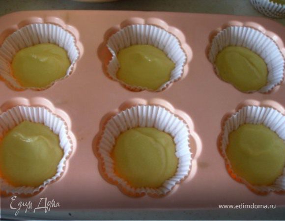 2/3 массы разместить в формочки для кексов. 