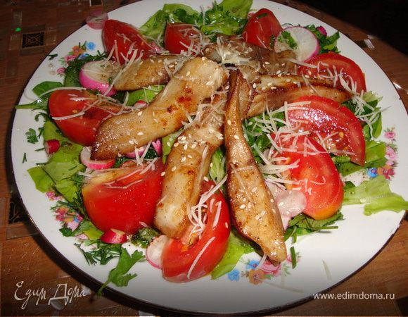 Режем крупными полосками филе рыбы, солим, перчим, обжариваем на раскаленной сковороде с оливковым маслом мин 2, добавляем 1 ст л соевого соуса и еще мин 3, для рыбы достаточно. Оливковое масло смешиваем с соком лимона, добавляем 1 ч л бальзамического уксуса, солим, перчим, взбалтываем.Овощи нарезаем произвольно, салат рвем руками, выкладываем на тарелку,режем кинзу и укроп,перемешиваем с листьями, поливаем частью заправки, далее кладем овощи по кругу, поливаем их оставшейся заправкой, а в середину выкладываем полосочки рыбки, посыпаем только её кунжутом, и все прамезаном. Приятного аппетита!!!