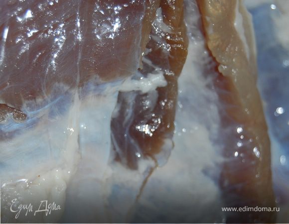 В самом начале приготовления оба способа идентичны. Берем грудинку, моем, обсушиваем бумажными салфетками. Соль и сахар смешиваем, натираем свинину, накрываем марлей и убираем в холодильник. Есть одна особенность – с мяса будет течь сок, поэтому надо положить или в дуршлаг, а его поставить в любую тарелку, или приспособить под это еще какую-нибудь подходящую подставку. У меня был использован дуршлаг. 