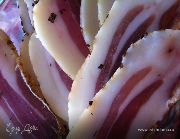 Каждый день свинину переворачиваем, при необходимости сок сливаем. Чем больше соли и чем дольше будет свинина солиться, тем солонее она будет, сразу вы этого не почувствуете. Зато хранится панчетта может сколь угодно долго. Есть версия, что рецепт сыровяленого мяса придумали моряки, уходившие в далекие плавания. Консервировать тогда еще не умели, а без мяса настоящий мужчина долго не протянет. 