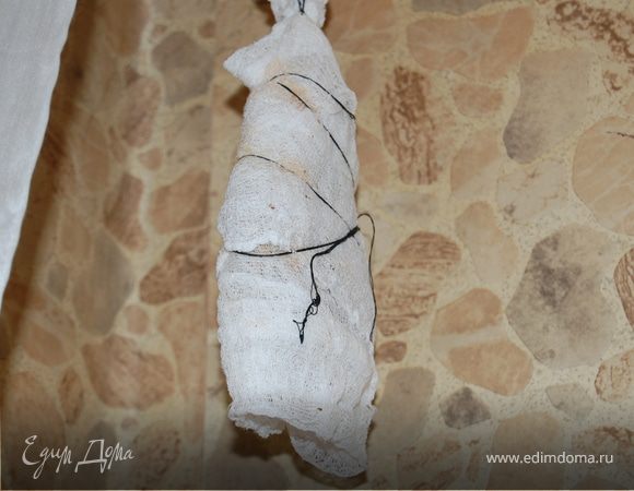 Вариант №1. Просто берем нашу грудинку, заворачиваем в марлю и вешаем в сухом,  теплом и проветриваемом помещении, мы повесили на кухонный карниз. Висело наше мясо неделю, сняли, попробовали – получилось очень вкусно, прекрасно подойдет как для приготовления различных блюд, так и в качестве самостоятельного блюда. Не уступает покупным вариантам, а про цену вопроса я даже говорить ничего не буду – 190 рублей за 1 кг это даже не смешно! Может себе позволить практически любой человек! Прекрасно, если у вас есть машинка для резки, на ней можно нарезать грудинку идеально тонкими ломтиками! Если нет – попросите вашего мужчину наточить нож как можно острее, когда он узнает, для чего вам это понадобилось – благодарность его будет безгранична!