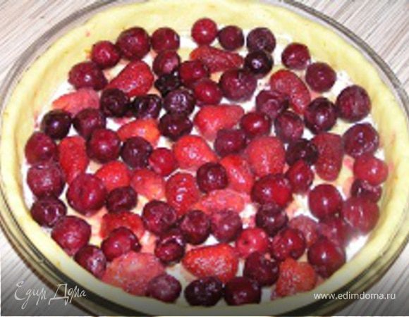 Ягоды разложить на тесто в форме.