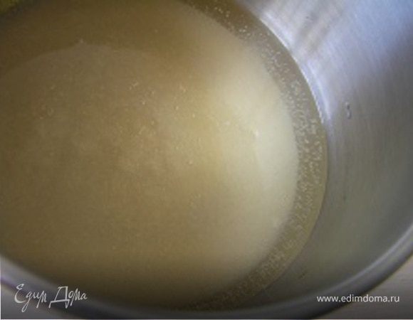 Желатин замочить в воде. Шампанское нагревать с сахаром (но не кипятить!) до полного растворения кристаллов сахара, снять с огня. Добавить желатин, мешать до полного растворения кристаллов желатина, влить лимонный сок, остудить.