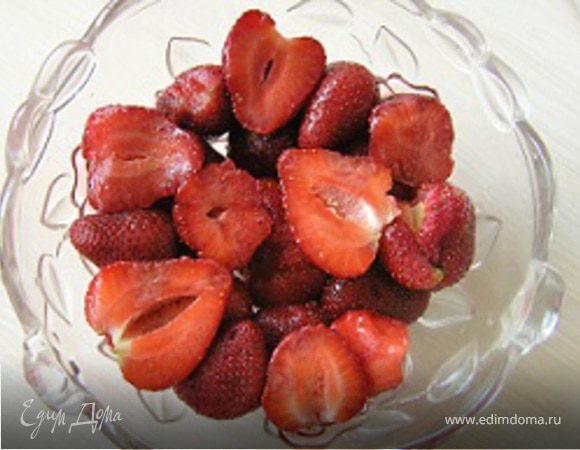 Клубнику промыть, убрать хвостики, уложить в форму для желе (в одну побольше или в 2 маленьких). 