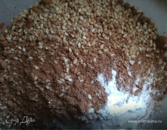 Смешать сухие ингредиенты: мука, сахар, разрыхлитель теста, сода, соль, какао, кунжут, ванилин. Масло порезать на маленькие кубики и добавить в мучную смесь - порубить ножом в крошку.