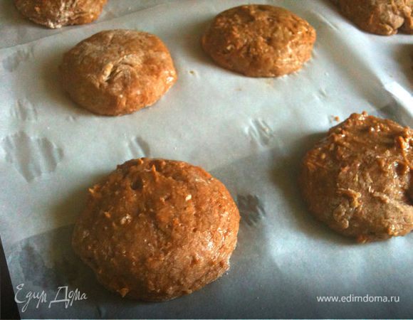 Добавить кефир и вымесить тесто, которое будет липнуть к ложке. Ложку смачивать в воде и выкладывать круглые небольшие лепешечки на расстоянии друг от друга на противень, застеленный промасленной бумагой для выпечки! 