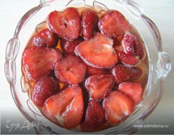 Залить приготовленным желе. Поставить в холод до полного застывания. При подаче украсить веточкой мяты. 