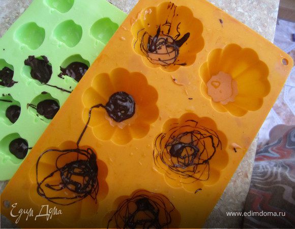 Шоколад растопить.
Формочки для десерта полить шоколадом.