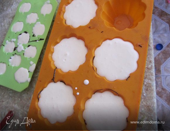 Творог, сметану, сахар положить в блендер.
Все хорошо взбить минут 5-7.
Добавить желатин.
Хорошо перемешать(в блендере).
Вылить в формочки.
Поставить в холодильник на 1-2 часа.