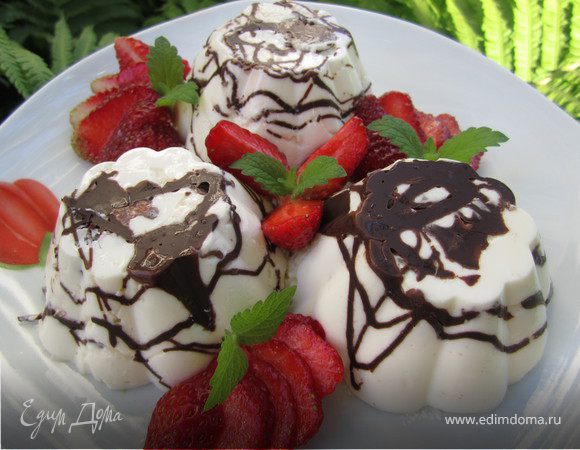 Достать из холодильника, выложить на блюдо, украсить клубникой и листиками мяты.)
Приятного аппетита!