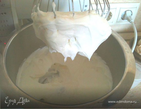 Сливки взбить с сахарной пудрой и покрыть наши сконы! Сверху украсить ягодами, фруктами (тут я мечтала о клубнике и малине)! Приятного чаепития!