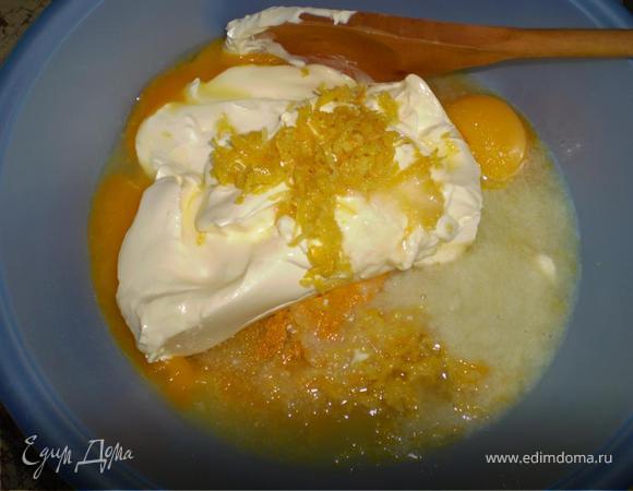 Тесто готовится на раз-два! Все очень просто: растираем размягченный маргарин с сахаром, желтками, куркумой, ванилином, лимонным соком и цедрой. (Совсем забыла!!! оставьте немного сока для пропитки)