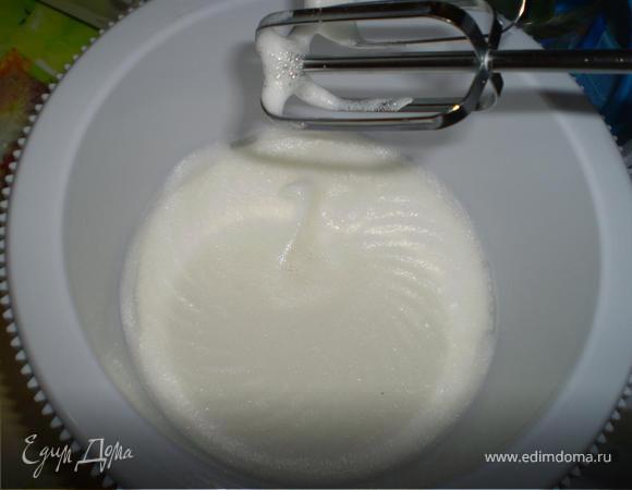 Белки взбиваем со щепоткой соли