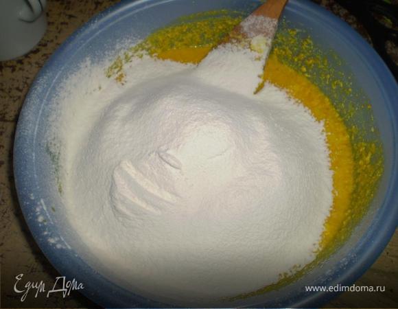 В тесто просеиваем муку с разрыхлителем...